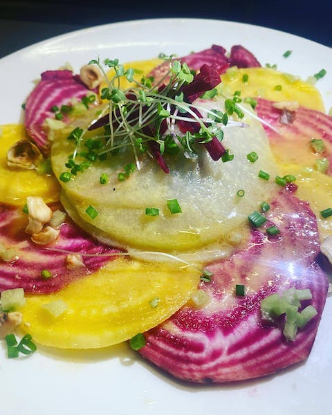 Carpaccio de betteraves multicolores, noisettes et pousses